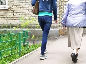 Парень следует по улице за блондинкой в обтягивающих джинсах