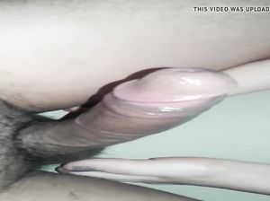 Телка снимает на телефон, как она ступнями дрочит хуй мужа