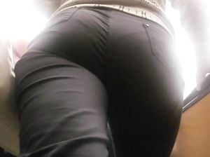 Парень с камерой преследует в метро девушку с красивой попой