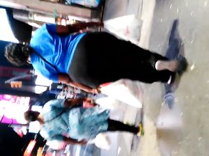 Извращенец следит за женщиной с огромной задницей