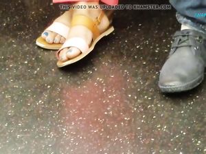 Фут фетишист снимает на камеру ножки девушки из метро