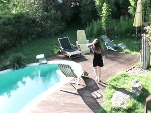 Зрелая сучка нассала на лестнице и подрочила пизду у бассейна