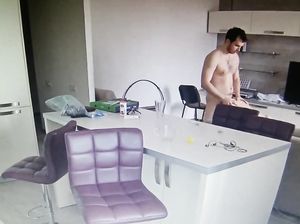 Парочка сотрудников офиса трахается на работе, не заметив камеры