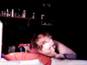 Жирная бабенка умело отсасывает у супруга в темноте