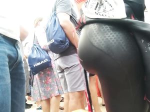 Парнишка тайком снимает ан камеру большую задницу незнакомки