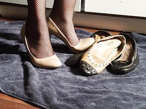 Крошка в чулках переобувается и это заводит фут фетишиста