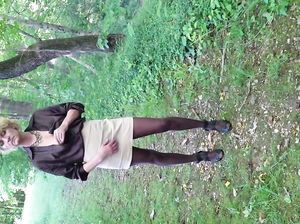 Мужик извращенец снимает на камеру, как его жена обоссалась в парке