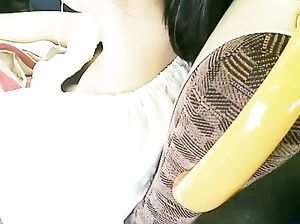 Извращенец пытается заглянуть в кофточку азиатки в автобусе