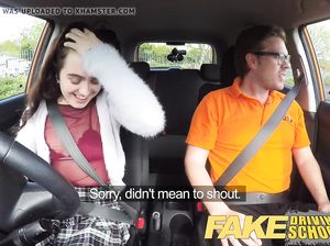 Крошка выебал очкарик в фейк такси