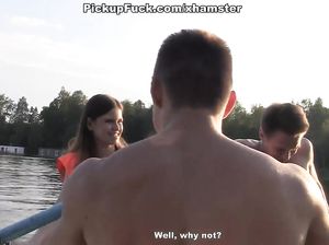 Молодая Юлия трахается с двумя рыбаками в лодке