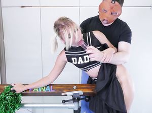 Мужик в маске дрючит стерву игрушками в анус