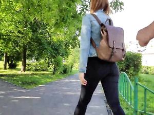 Русский чувак идет за девкой и снимает ее задницу на камеру