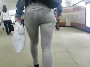 Чувак снимает на камеру тайком круглую попку незнакомки в джинсах