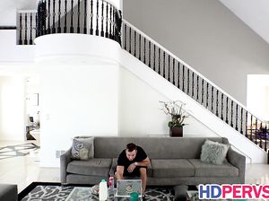 Девка не увидела включенную камеру и мастурбирует на диване