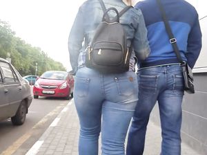 Чувак снимает на камеру жирную задницу девки в джинсах