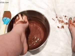 Девушка обмазывает ноги шоколадом и возбуждается