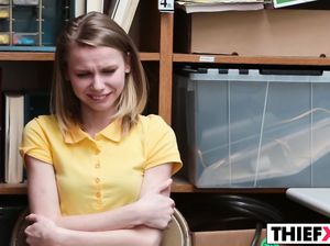 18-летняя Каталина вынуждена сосать хрен чтобы не вылететь из универа