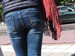 Вуайерист следит за девушкой с красивой попочкой