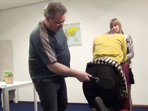 Пухлый седой мужик наказал девок поркой по ягодицам