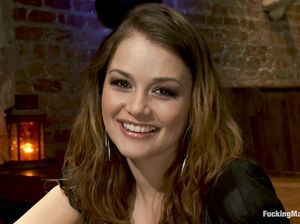 Веселая куколка подставила киску под член секс машины