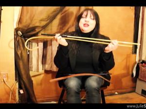 Опытная тиранка показывает чем избивать раба