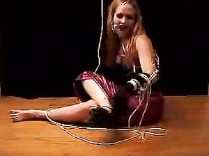 Крошка в вечернем платье избавляется от бондажа