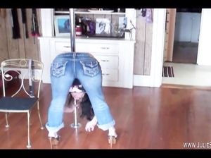 Толстая телка танцует в своих любимых джинсах