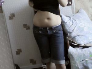 Цыпочка с волосатой киской снимает на камеру, как она раздевается