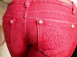 Эротическое шоу от сногсшибательной блонды в обтягивающих джинсах