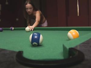 Горячий секс молодой парочки на бильярдном столе