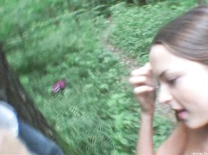 Парнишка снимает на камеру, как его подружка делает ему минет в лесу