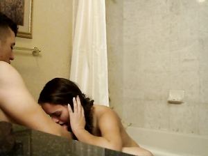 Симпатичная брюнетка трахается со своим парнем в позе наездницы и сосет хуй