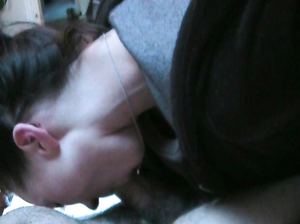 Красотка брюнетка сосет мужу хуй