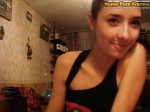 Домашний минет от симпатичной юной брюнеточки