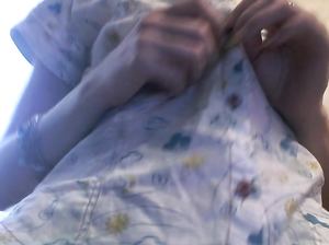 Стройная девушка в короткой юбке снимает трусики и мастурбирует киску