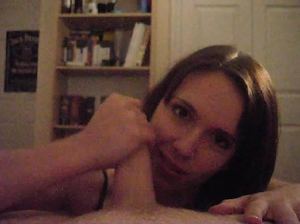 Пылкая деваха в нижнем белье радует своего парня приятным минетом