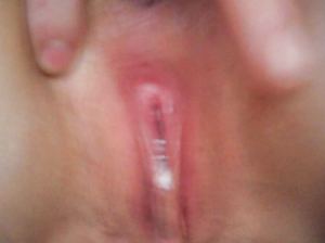 Горячая телка отсасывает чуваку хуй, а затем жестко трахается раком