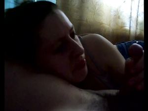 Опытная деваха лежит на кровати и отсасывает своему мужу член