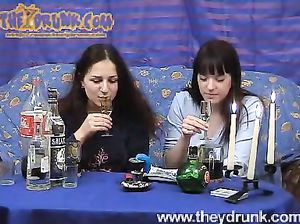 Две пьяные телочки трахаются с хахалем