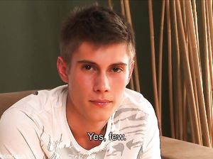 Молодой гей кончил себе на живот во время дрочки