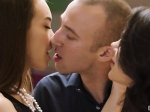 Супружеская пара устроила ЖМЖ с подругой