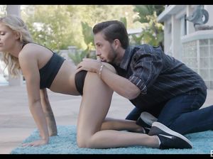 Гимнастка жахается с любовником на террасе