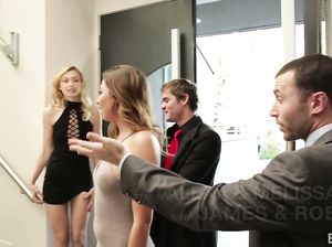 Две супружеские пары устроили групповой секс