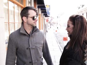 Стильный волосатый парень уговорил на секс брюнетку в чулках