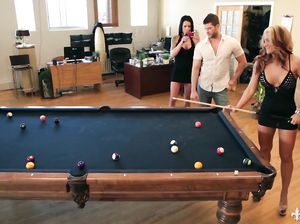 Две сисястые подруги и красавчик занимаются сексом на бильярдном столе