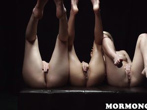 Три обольстительные лесбиянки занимаются любовью