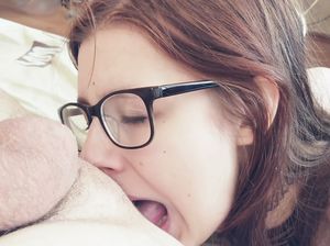 После анилингуса и глубокого заглота русская сучка в очках получила в очко