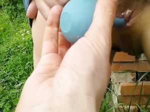 Парень сделал  русской телке молочную клизму и поссал в ее рот