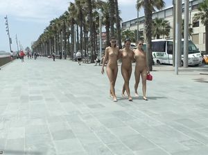 Три красотки разделись на набережной