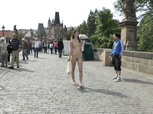 Худая сучка гуляет голышом по набережной